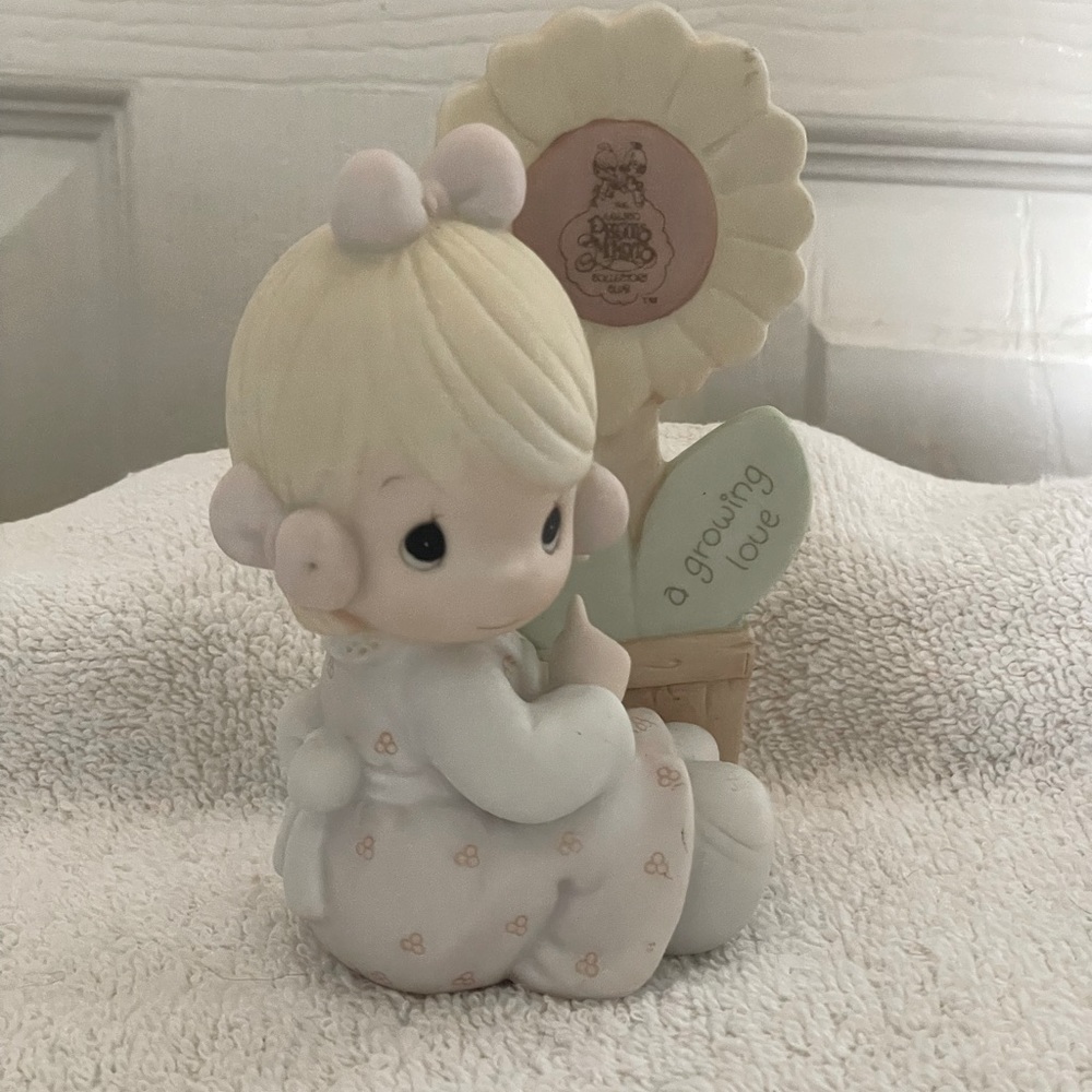 Precious Moments Figurine - "A Growing Love" Vintage 1987